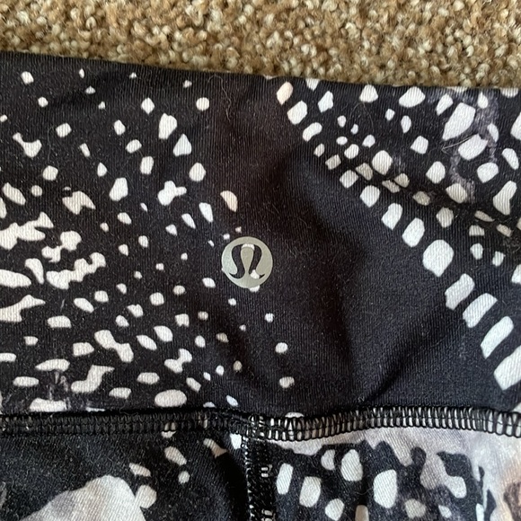 lululemon athletica Black and White Patterned Leggings - Picture 2 of 3